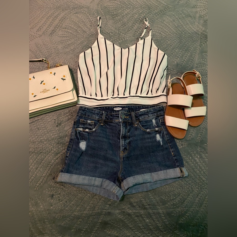 Cropped tank top, tie back.